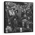 Obraz w ramie 50x50 - Kontrastujące miasto - miasto, biało - rama czarna