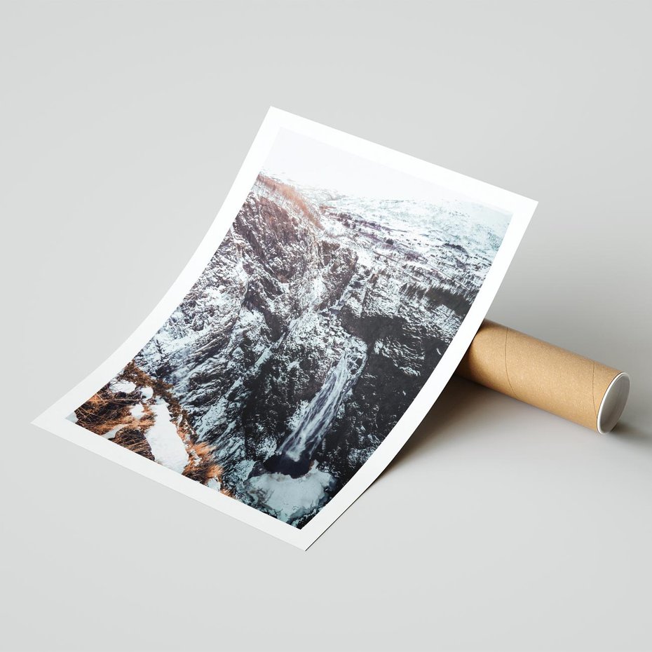 Plakat bez ramy 50x70 - Góry w Białym Uroku: Zimowa Sceneria - górski krajobraz, zima