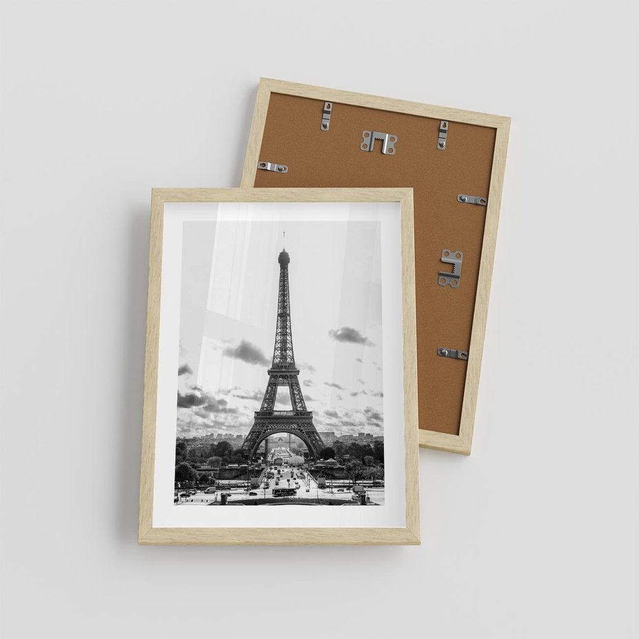 Plakat w ramie 30x40 - Wieża Eiffla - czarno białe zdjecie, wieża eiffla - rama drewno