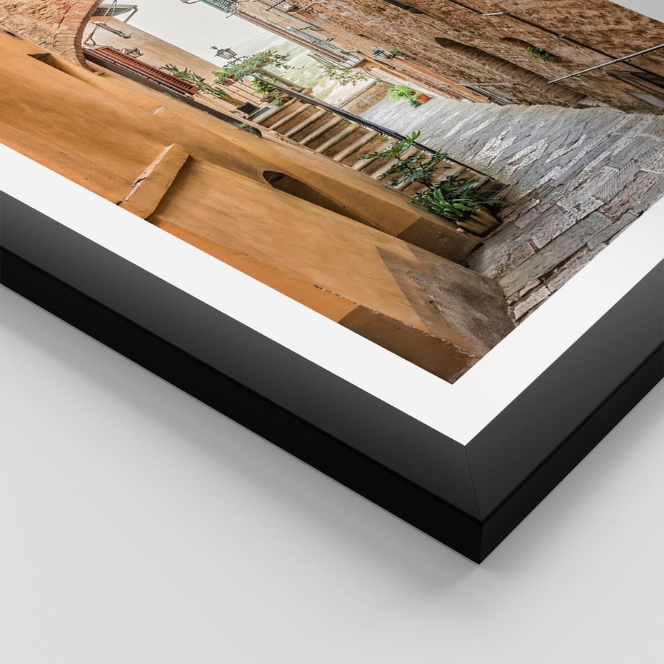Plakat w ramie 50x70 - Magiczna podróż w głąb miasta - uliczka, perspektywa - rama czarna