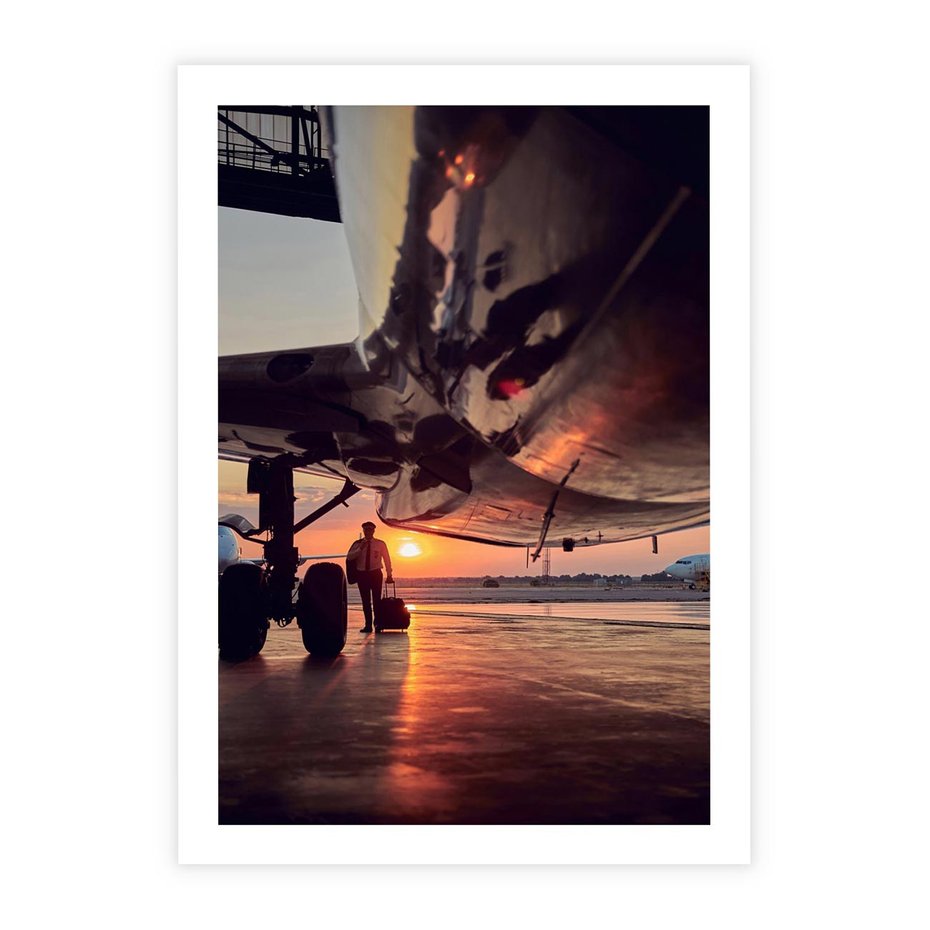 Plakat bez ramy 40x50 - Podróż ku Zachodzącemu Słońcu - samolot, scena na lotnisku