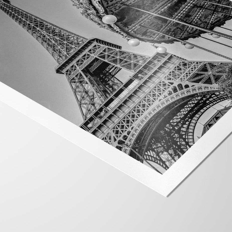 Plakat bez ramy 30x40 - Zabawa w Paryżu - czarno białe zdjecie, wieża eiffla