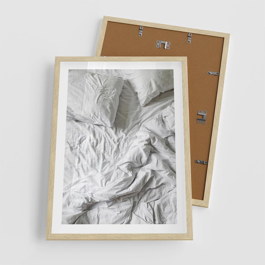 Plakat w ramie 50x70 - Biała Pościel na Łóżku - biała pościel, łóżko - rama drewno