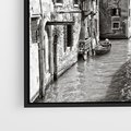 Obraz w ramie 50x50 - Weneckie Kanały - czarno białe zdjęcie, wenecja - rama czarna