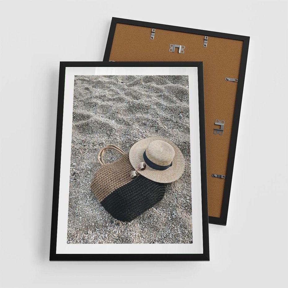 Plakat w ramie 50x70 - Plażowe Przygotowania - torba plażowa, kapelusz - rama czarna