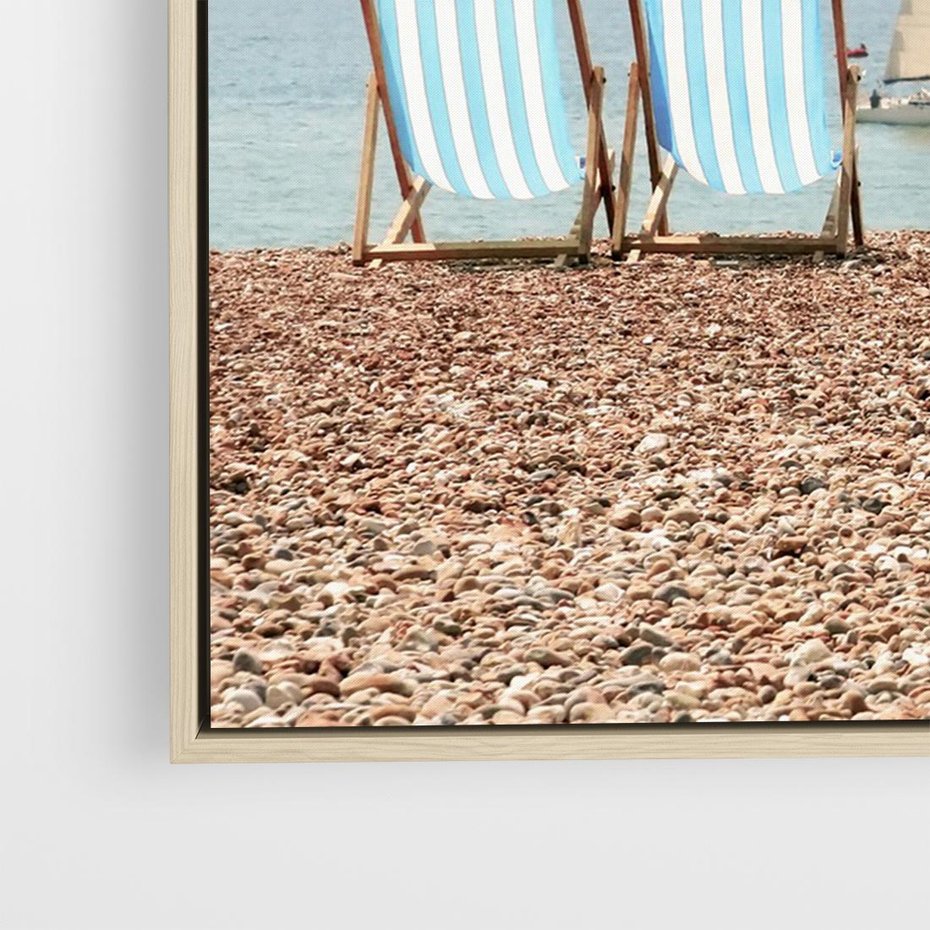 Obraz w ramie 70x50 - Letnia retro bajka - fotografia, pasiaste leżaki - rama drewno