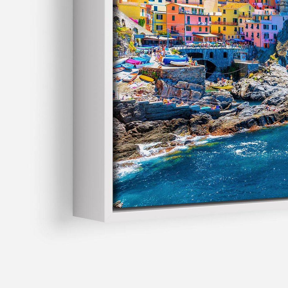 Obraz w ramie 50x50 - Barwne Wybrzeże - nadmorskie miasto na klifie, kolorowe tęczowe budynki - rama biała