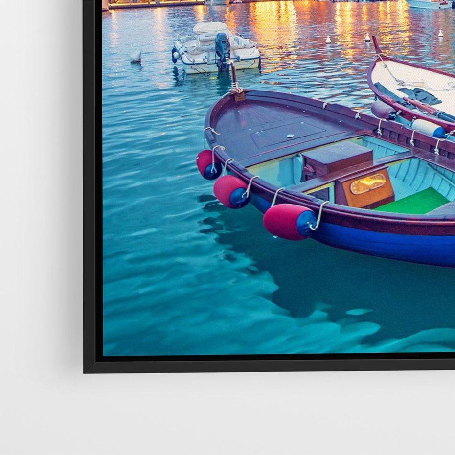 Obraz w ramie 50x50 - Tańczące kolory zachodu - nadmorskie kolorowe miast, kolorowe budynki na brzegu - rama czarna