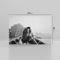 Obraz na płótnie 120x80 - Księga mglistych marzeń - czarno biała fotografia, para zakochanych w łodzi