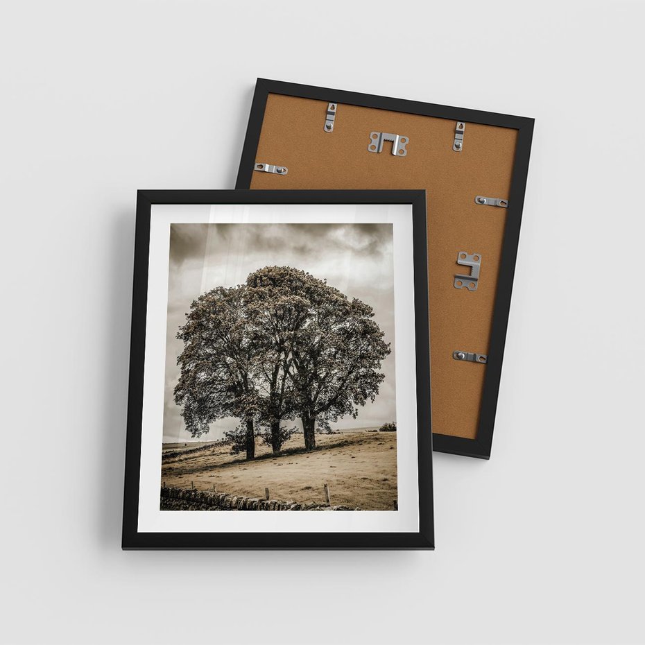 Plakat w ramie 40x50 - Spokojna Osamotniona Chwila - beżowe kolory, samotne drzewo na polu - rama czarna