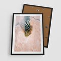 Plakat w ramie 50x70 - Egzotyczna Plaża - ananas, na plaży - rama czarna