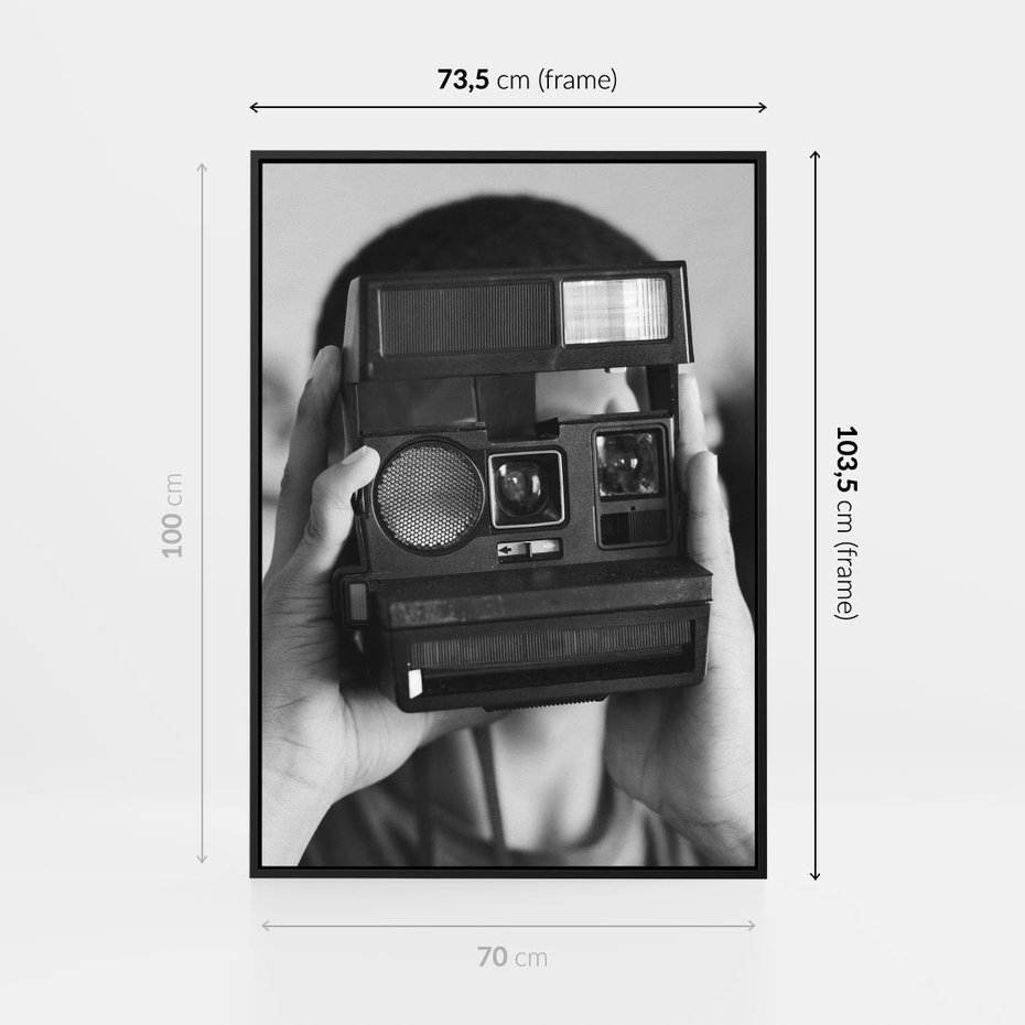 Obraz w ramie 70x100 - Mężczyzna za Aparatem - czarno białe zdjęcie, portret - rama czarna