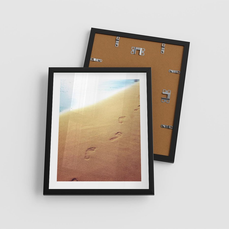 Plakat w ramie 40x50 - Ślad Przygody - ślady, stóp - rama czarna