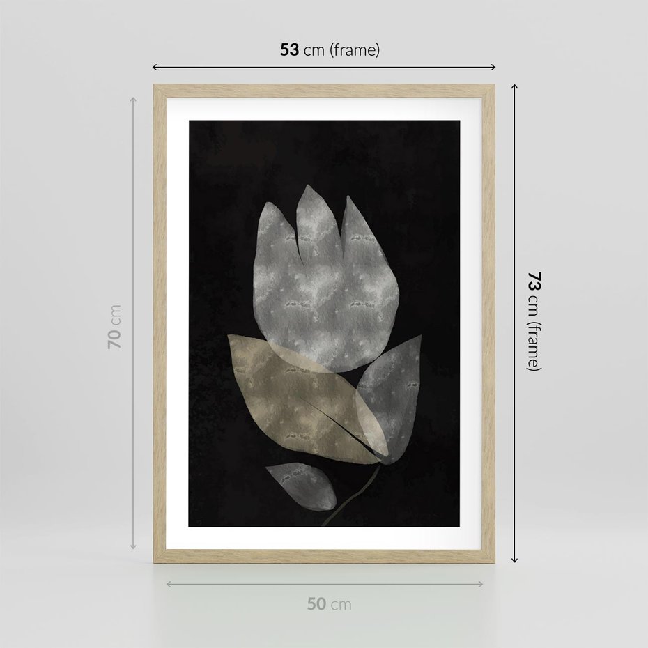 Plakat w ramie 50x70 - Nocne Uniesienia - abstrakcyjny kwiat, mroczna atmosfera - rama drewno