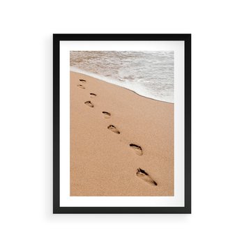 Plakat w ramie 30x40 - Ślady Stóp na Plaży: Spacer nad Morzem - plaża, ślady stóp na piasku - rama czarna
