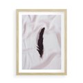 Plakat w ramie 50x70 - Prosta Elegancja - czarne pióro na białej pościeli, minimalizm - rama drewno