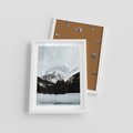 Plakat w ramie 30x40 - W Cieniu Śnieżnych Szczytów - górski krajobraz, zima - rama biała