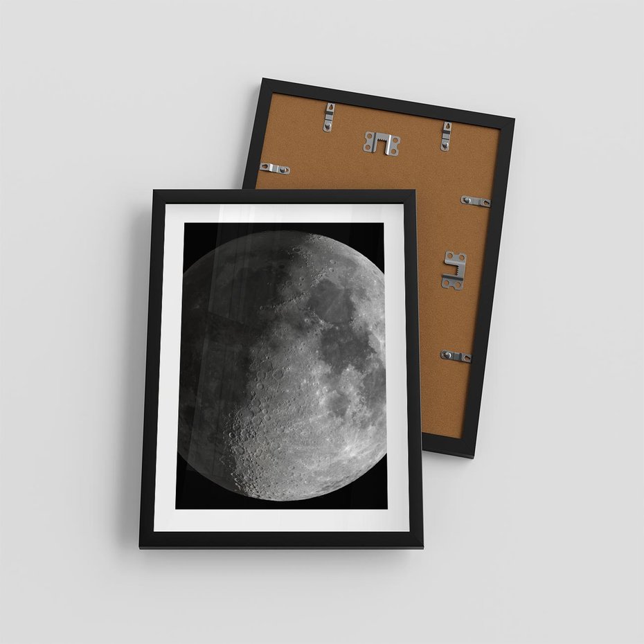 Plakat w ramie 30x40 - Kontrastowy księżyc w czerni i bieli - księżyc, czarno - rama czarna