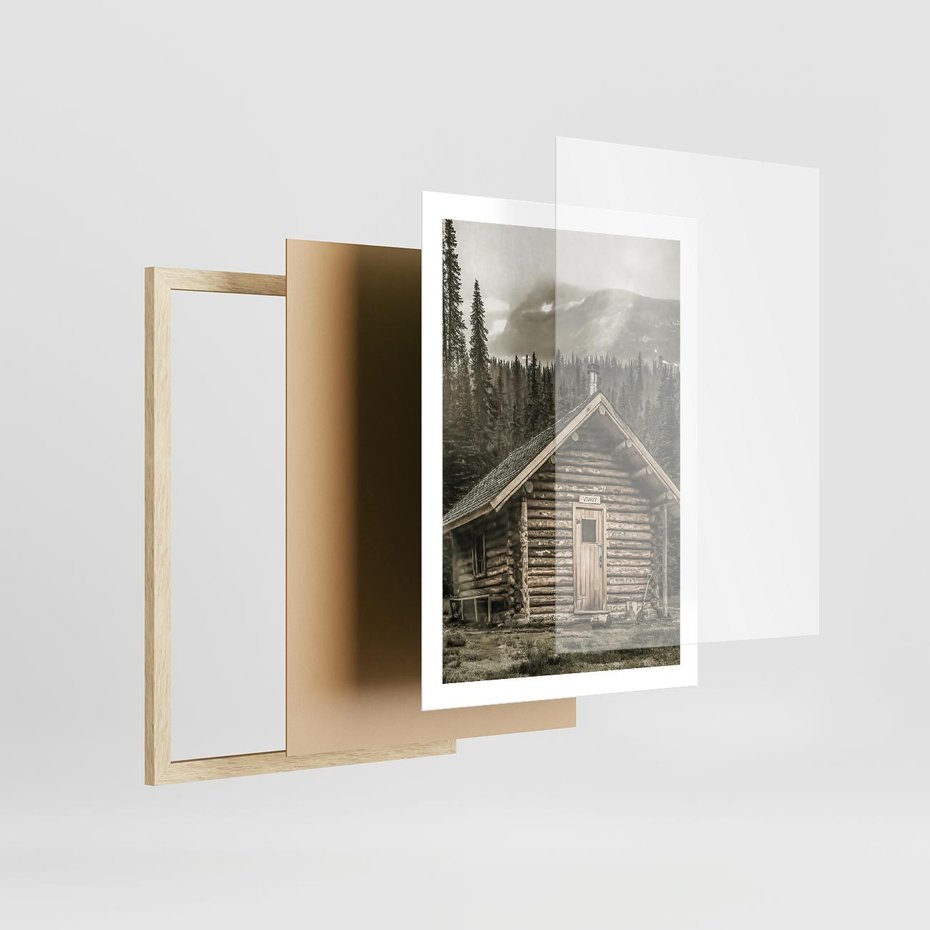 Plakat w ramie 50x70 - Urok Drewnianej Chatki w Górach - chatka w górach, drewniany domek - rama drewno