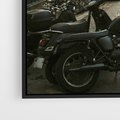 Obraz w ramie 70x100 - Ducha Przygody - motor, uliczka - rama czarna