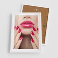 Plakat w ramie 50x70 - Wyrażenie Piękna - paznokcie, usta - rama biała