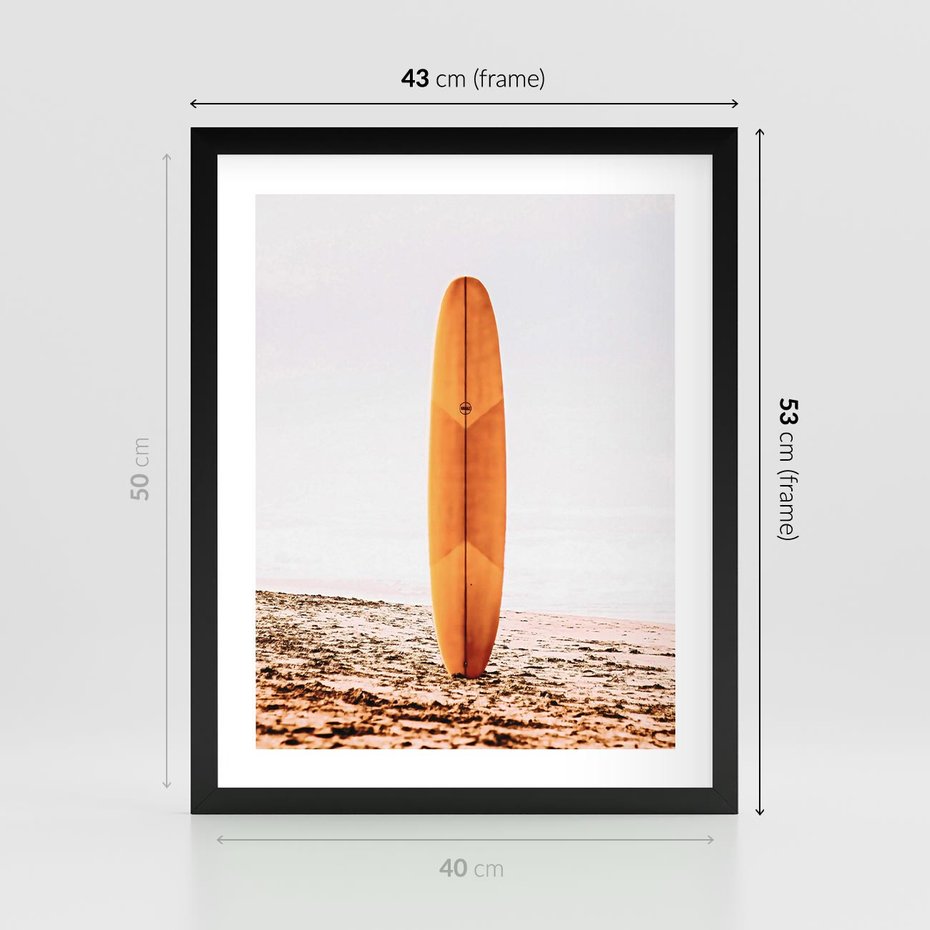 Plakat w ramie 40x50 - Deska w Piasku: Gotowa na Fale - plaża, pomarańczowa deska surfingowa wbita w piasek - rama czarna