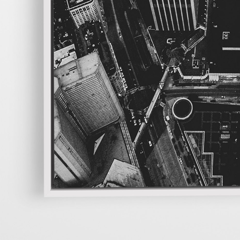 Obraz w ramie 70x100 - Kontrastujące miasto - miasto, biało - rama biała