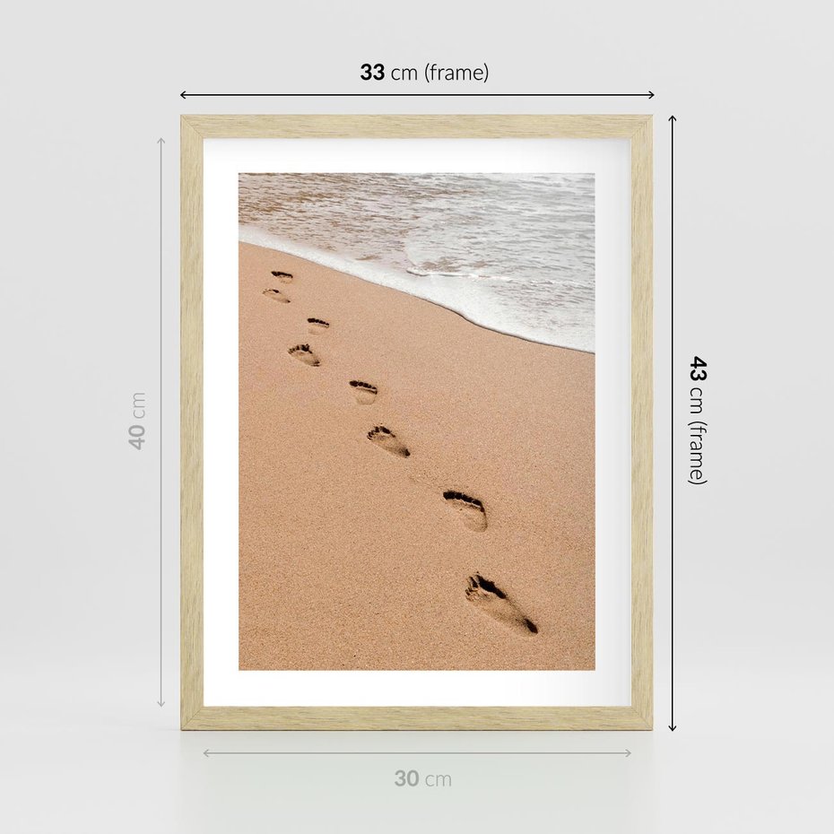 Plakat w ramie 30x40 - Ślady Stóp na Plaży: Spacer nad Morzem - plaża, ślady stóp na piasku - rama drewno