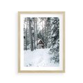 Plakat w ramie 30x40 - Spokój Zimowej Przygody w Lesie - domek w górach w lesie, zima - rama drewno