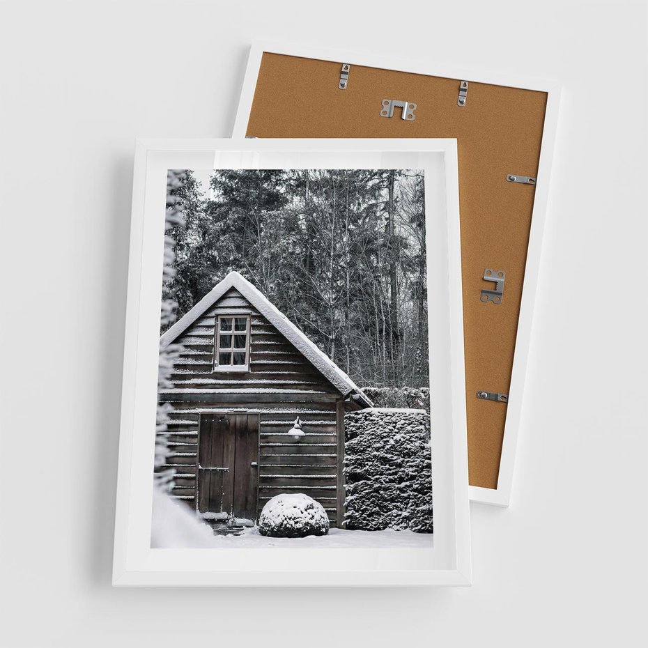 Plakat w ramie 50x70 - Zaklęta Zima - domek w lesie, śnieg - rama biała