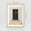 Plakat w ramie 30x40 - Urok Starego Okna z Zielonymi Okiennicami - stare okno, kamienica - rama drewno