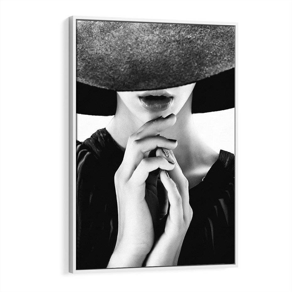 Obraz w ramie 50x70 - Czarna Elegancja - fotografia czarno biała, zbliżenie portret kobiety w czerni - rama biała