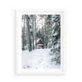 Plakat w ramie 50x70 - Spokój Zimowej Przygody w Lesie - domek w górach w lesie, zima - rama biała