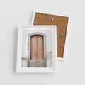 Plakat w ramie 40x50 - Śródziemnomorskie Drzwi Czasu - fotografia starych drzwi, śródziemnomorska architektura - rama biała