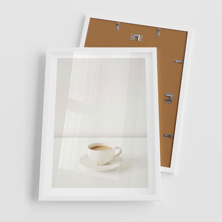 Plakat w ramie 50x70 - Kawa w Prostocie - kawa w filizance, białe tłó - rama biała