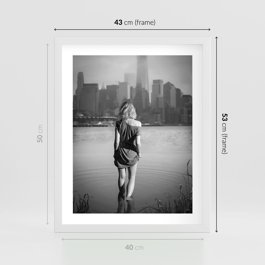 Plakat w ramie 40x50 - Kapiel w Mieście - czarno białe zdjęcie, kobieta wchodzi do wody - rama biała