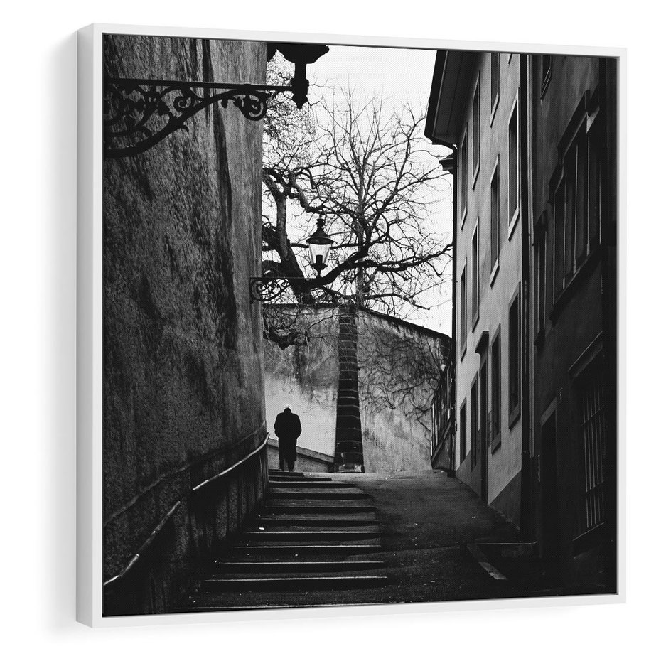Obraz w ramie 80x80 - Ukryta Uliczka - czarno białe zdjęcie, schody - rama biała