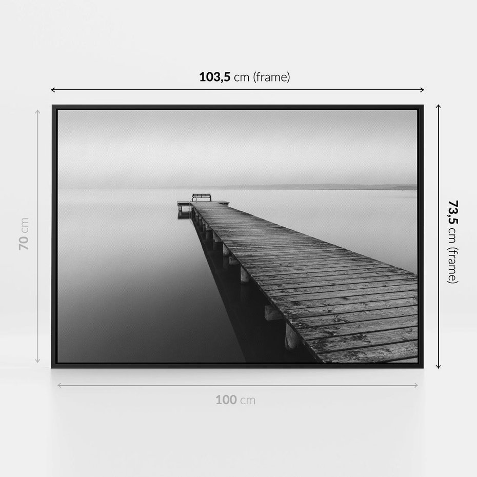 Obraz w ramie 100x70 - Mglista Perspektywa - czarno biała fotografia, drewniany pomost na jeziorze - rama czarna
