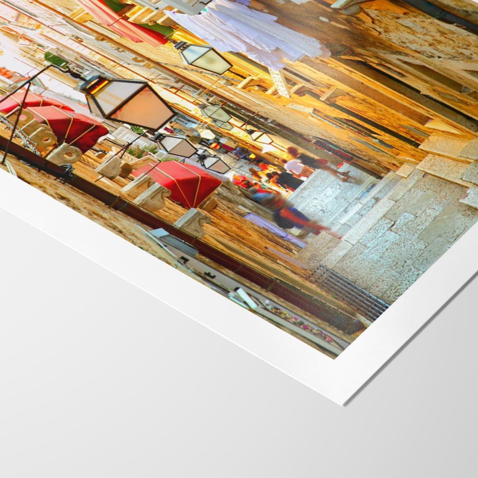 Plakat bez ramy 21x30 - Odkryj tajemnice miasta - uliczka, perspektywa