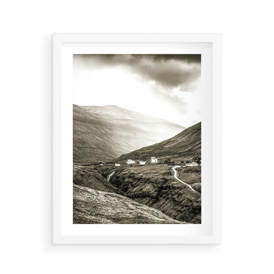 Plakat w ramie 40x50 - Domki w Górach - czarno biała fotografia, górski pejzaż - rama biała