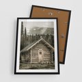Plakat w ramie 50x70 - Urok Drewnianej Chatki w Górach - chatka w górach, drewniany domek - rama czarna