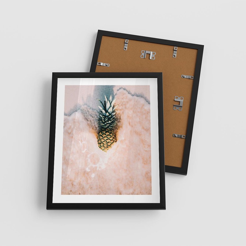 Plakat w ramie 40x50 - Egzotyczna Plaża - ananas, na plaży - rama czarna