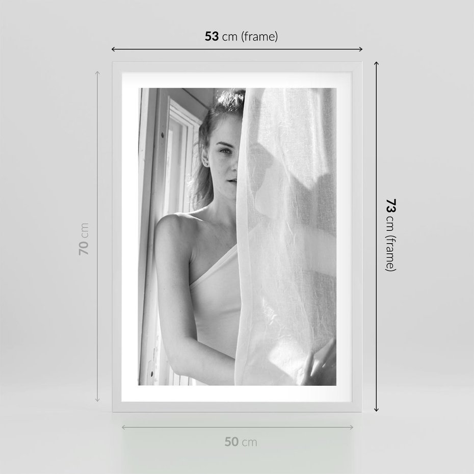 Plakat w ramie 50x70 - Za Firanką - czarno białe zdjecie, piękny portret eterycznej kobiety - rama biała