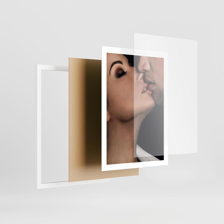 Plakat w ramie 50x70 - Miłosne Uczucia - kobieta, pocałunek - rama biała