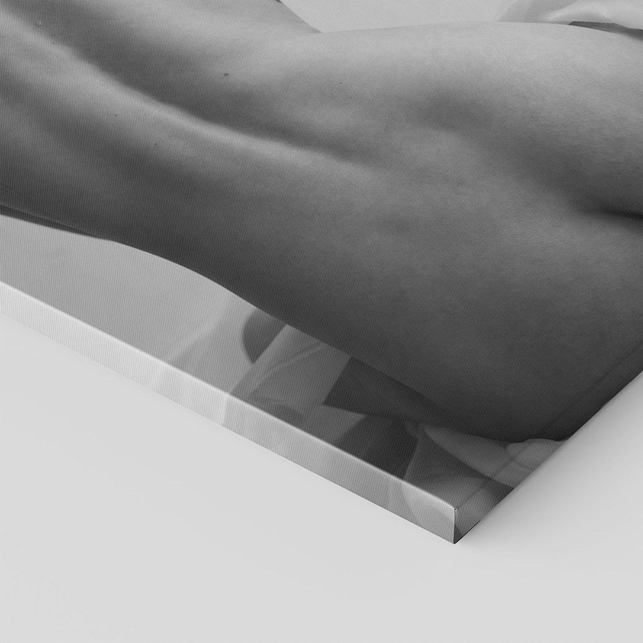 Obraz na płótnie 50x70 - Piękno o Poranku - czarno biała fotografia, akt kobiecy