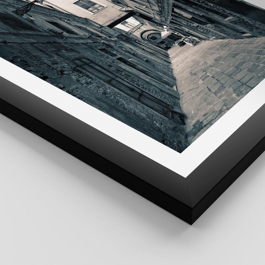 Plakat w ramie 50x70 - Odkryj tajemnice miasta - uliczka, perspektywa - rama czarna