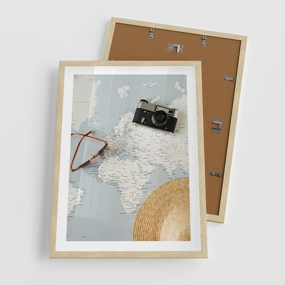 Plakat w ramie 50x70 - Świat w Kadrze - mapa, aparat - rama drewno