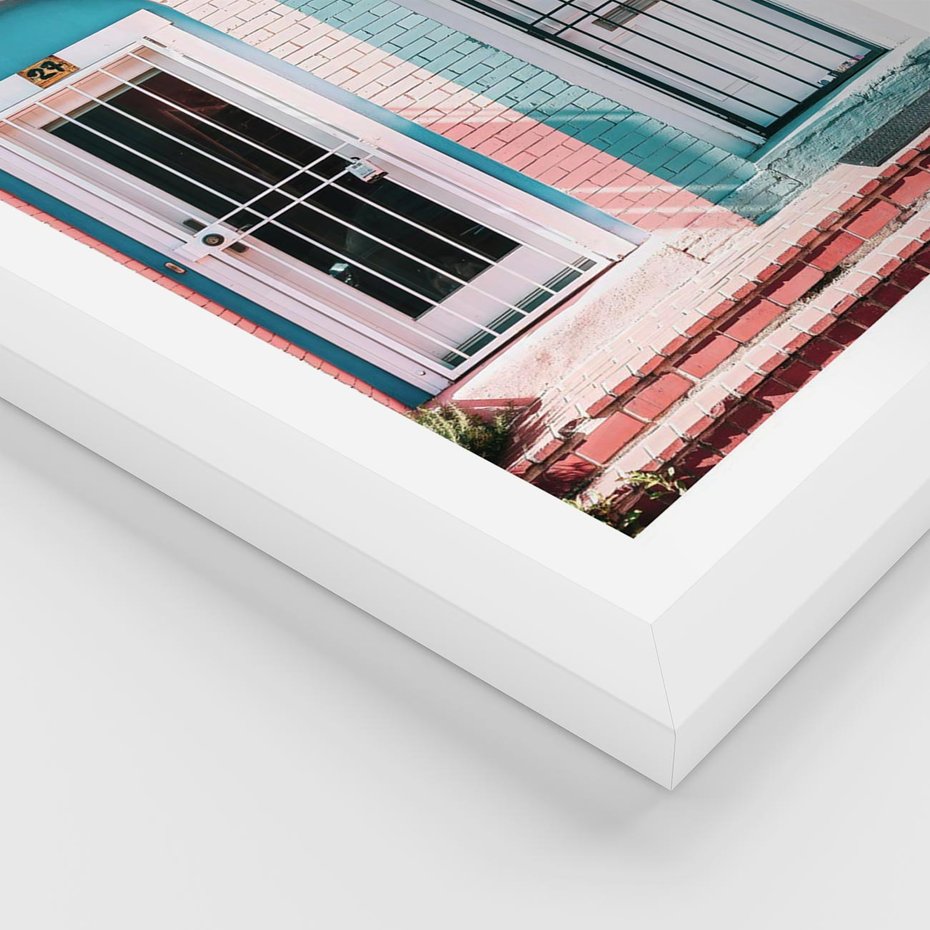 Plakat w ramie 50x70 - Urok Starych Drzwi - stare retro drzwi kamienicy, pastelowe kolory - rama biała