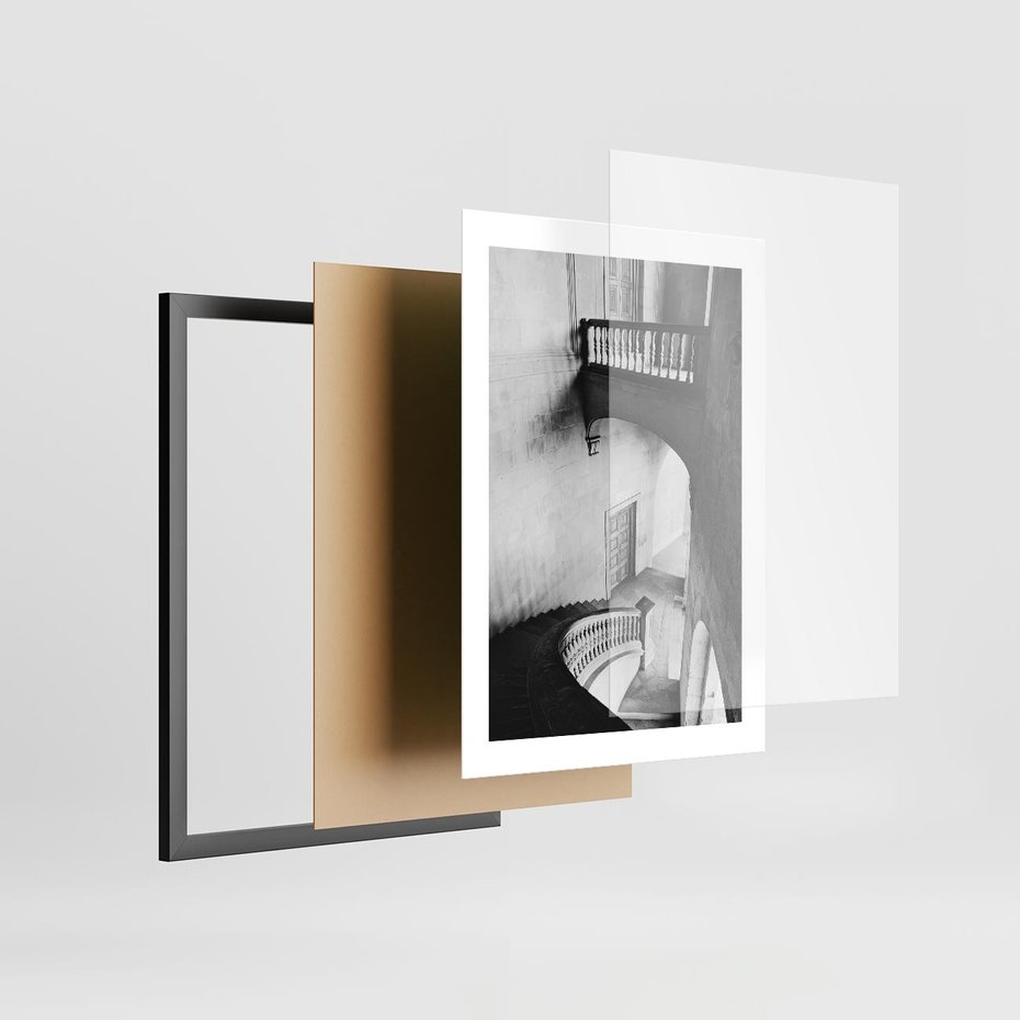 Plakat w ramie 30x40 - Po Schodach w Dół - czarno białą fotgrafia, zakręcone schody w starek kamienicy - rama czarna