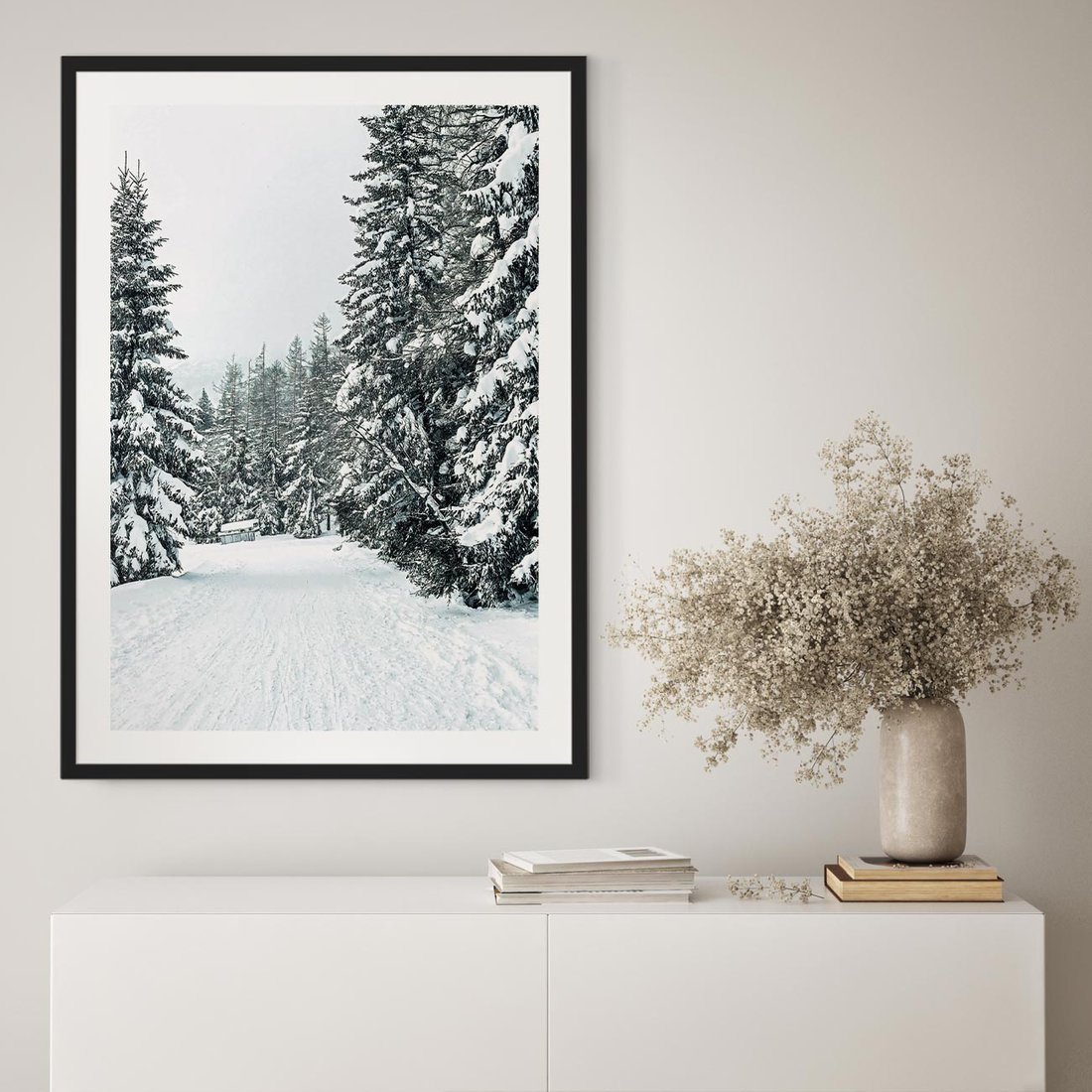 Plakat w ramie 50x70 - Magia Zimy na Obrazie - las, zima - rama czarna